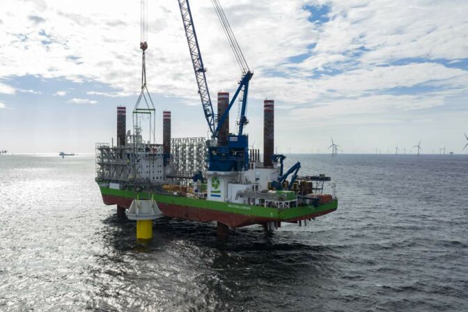 Derzeit befindet sich nur ein Offshore-Windpark in deutschen Gewässern in Bau: das Projekt Kaskasi, für das ein Schiff der DEME Group hier ein Fundament installiert.