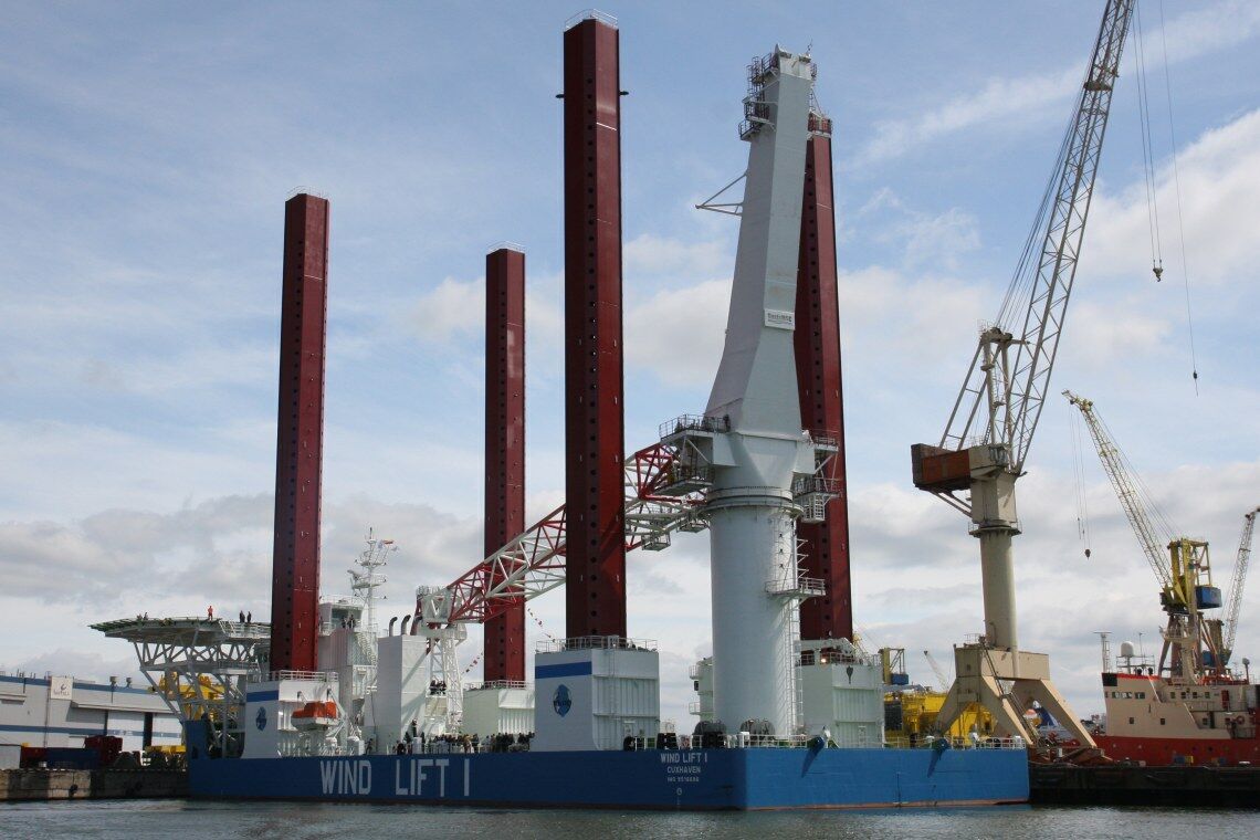 Litauens erste Begegnung mit der Offshore-Windenergie: 2009 wurde das Kranschiff „Windlift I“ im Hafen von Klaipeda getauft. Es war unter anderem am Bau des Windparks Bard Offshore 1 in der Nordsee beteiligt.