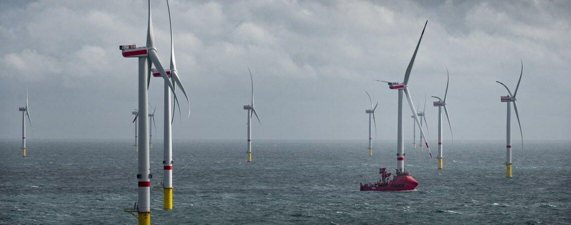 Die Ampelkoalition will den Ausbau der Offshore-Windkraft drastisch beschleunigen. Schon 2030 sollen Windräder auf See eine Kapazität wie zwei Dutzend Atomkraftwerke erreichen.
