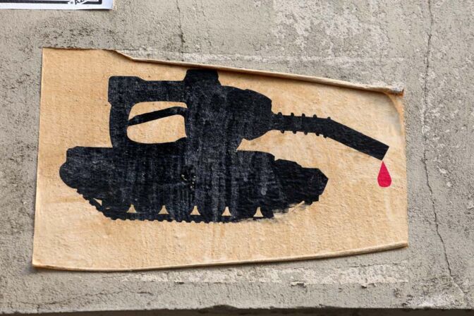 Panzer mit Zapfhahn, aus dem Blut tropft: Das Protestplakat mit dem Slogan „Kein Blut für Öl“ hat ein unbekannter Streetart-Künstler in Berlin aufgehängt.