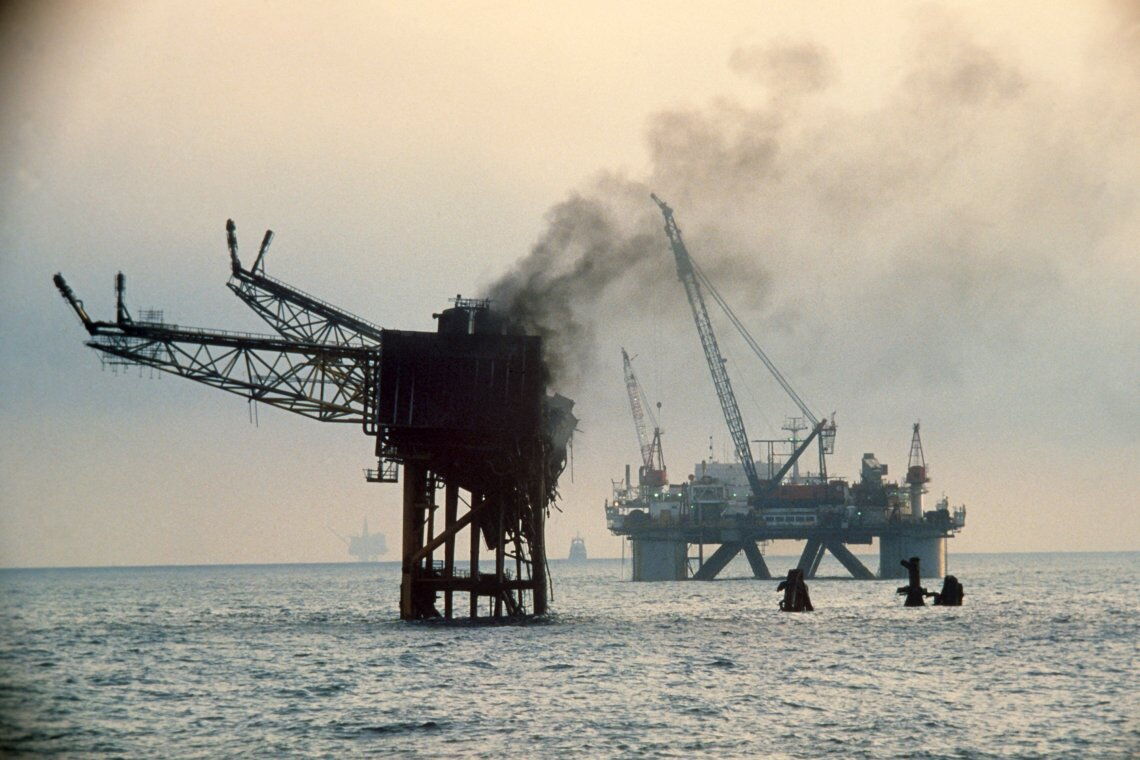 Die Bohrinsel Piper Alpha verwandelte sich in ein Inferno. Manchem Helfer schmolz bereits in der Nähe der Bohrinsel die Rettunsgweste am Körper.