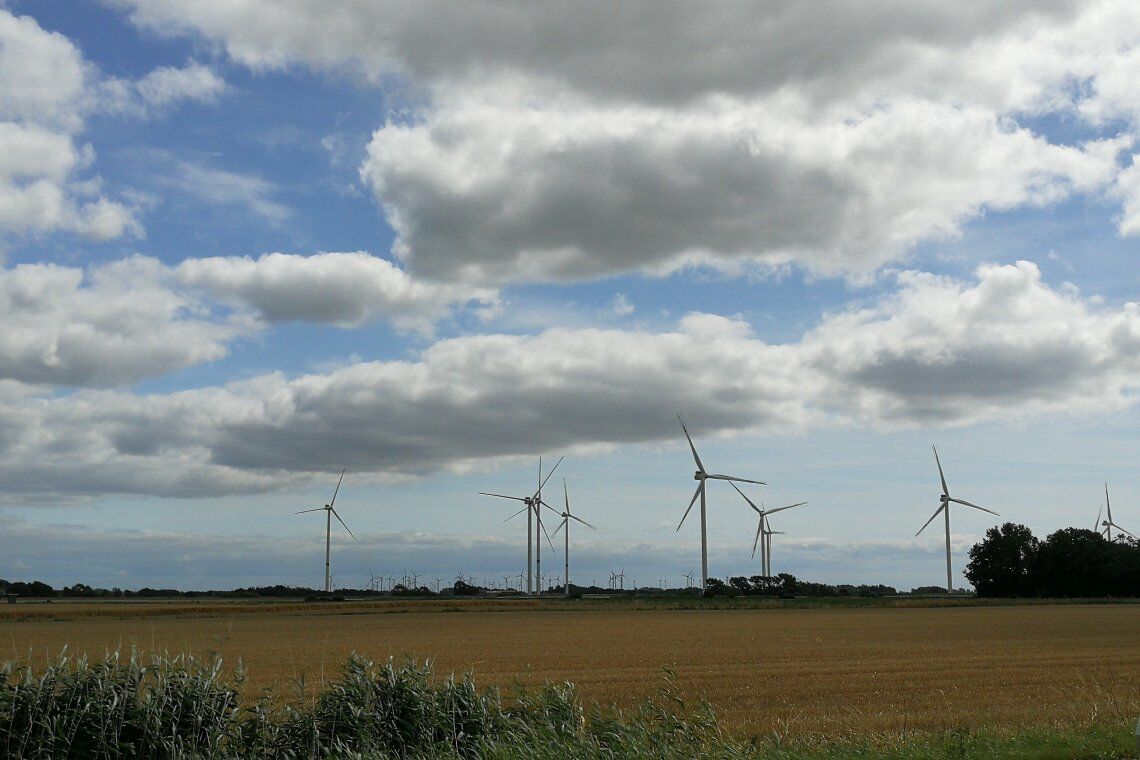 Windräder am Ortsrand von Risum-Lindhom: In dem Dorf in Nordfriesland profitiert ein Großteil der Einwohner finanziell von den vier Bürgerwindparks. Foto: Jan Oliver Löfken