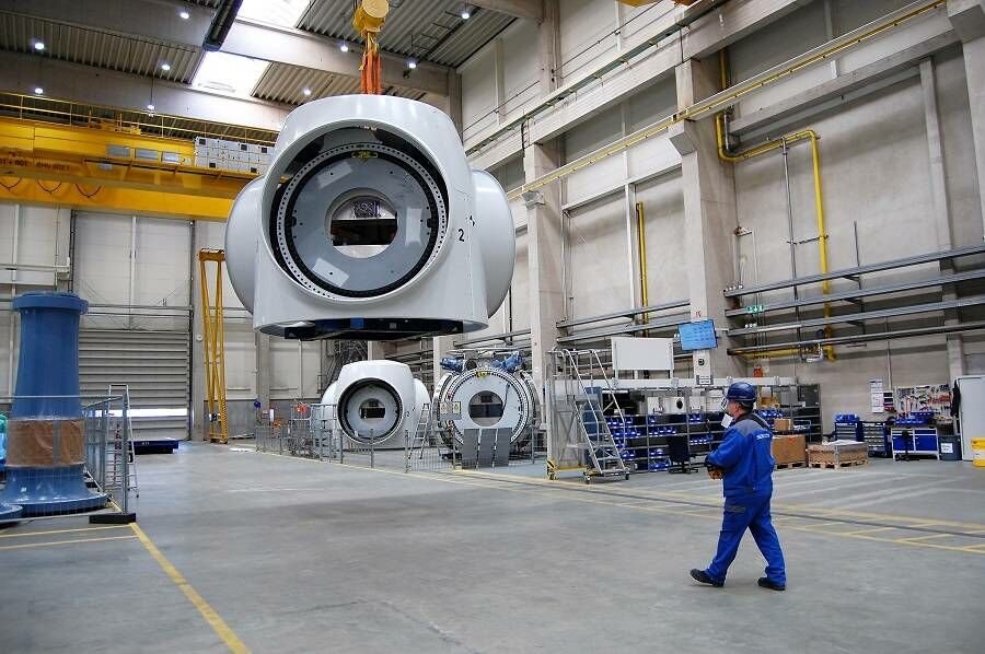 Senvion-Werk in Bremerhaven: Per Joystick steuert ein Mitarbeiter die tonnenschwere Nabe einer Windturbine durch die Werkshalle.