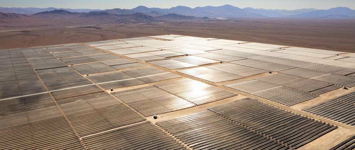 Solarpark in der chilenischen Atacama-Wüste: Der Ausbau der erneuerbaren Energien boomt weltweit.