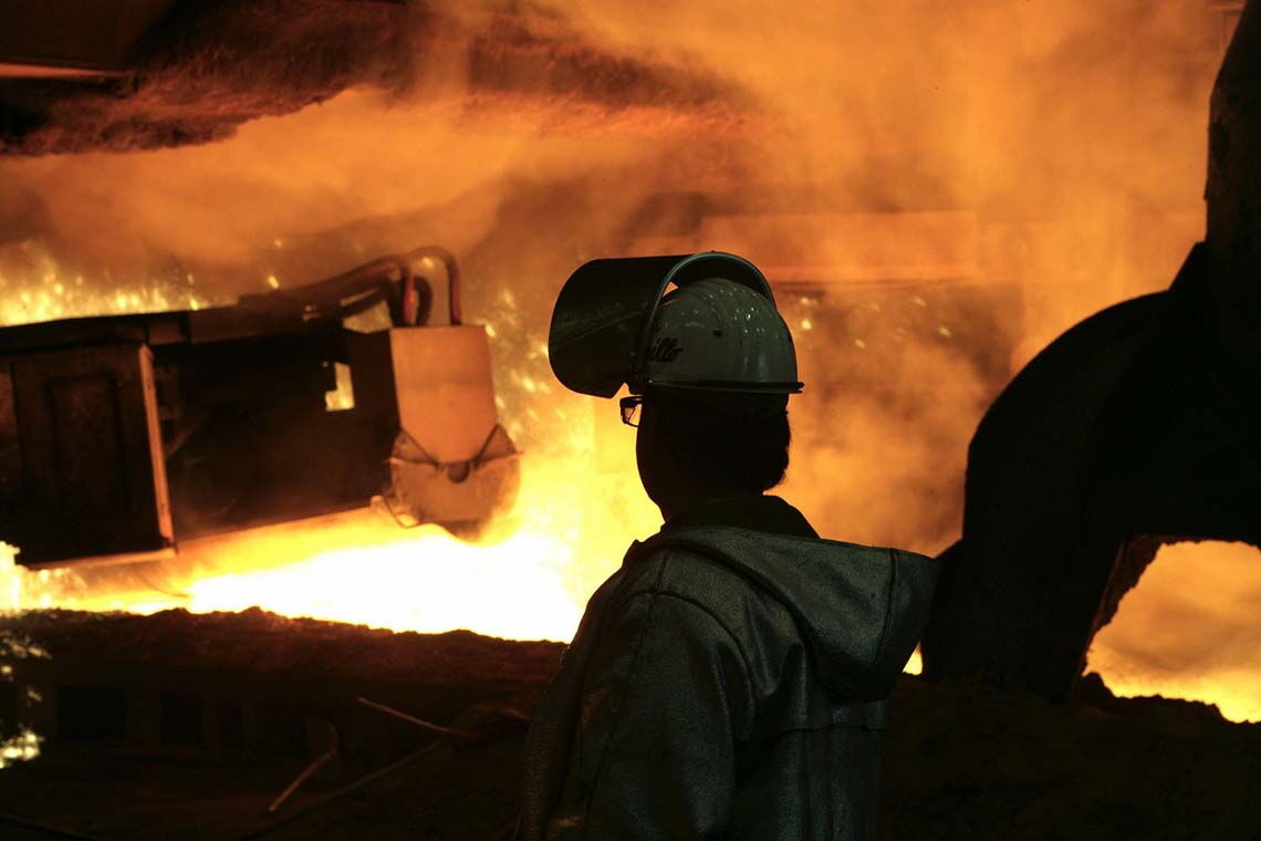 Stahlwerk von Thyssenkrupp in Duisburg: Der Emissionshandel mit Zertifikaten soll den CO2-Ausstoß begrenzen.