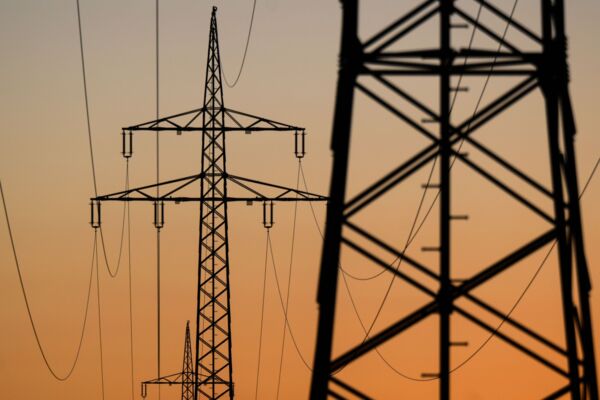Strommasten im Morgenrot: Deutschland soll nach einem Vorschlag der EU-Regulierungsbehörde ACER in mehrere Strompreiszonen aufgeteilt werden.