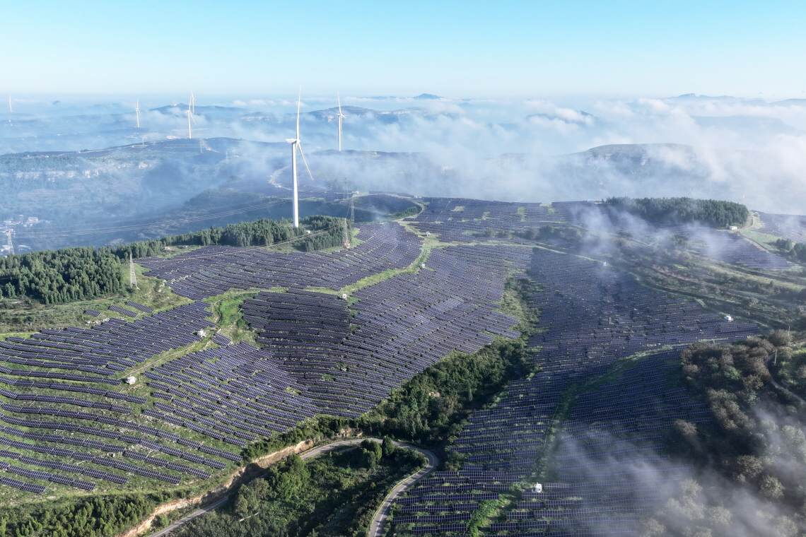 Berghänge in der ostchinesischen Provinz Shandong: Windräder und Solarparks so weit das Auge reicht. China wird als Elektrostaat zur Energiegroßmacht.