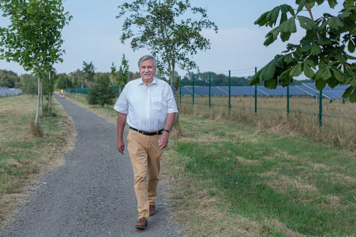 Dietmar Schütz, vor 20 Jahren als Teil der Viererbande Co-Autor des Erneuerbare-Energien-Gesetzes (EEG), am Solarpark auf dem früheren Oldenburger Fliegerhorst.