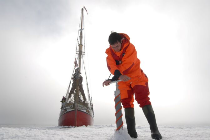 Dirk Notz 2007 auf einer Eisscholle nördlich von Spitzbergen, wo der Forscher einen Bohrkern zieht. Im Hintergrund liegt das Schiff „Dagmar Aaen“ des deutschen Klimaaktivisten und Abenteurers Arved Fuchs.