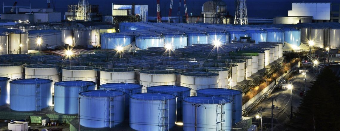 Auf dem Gelände des explodierten Atomkraftwerks Fukushima stehen die Tanks voll verseuchtem Wasser dicht an dicht.