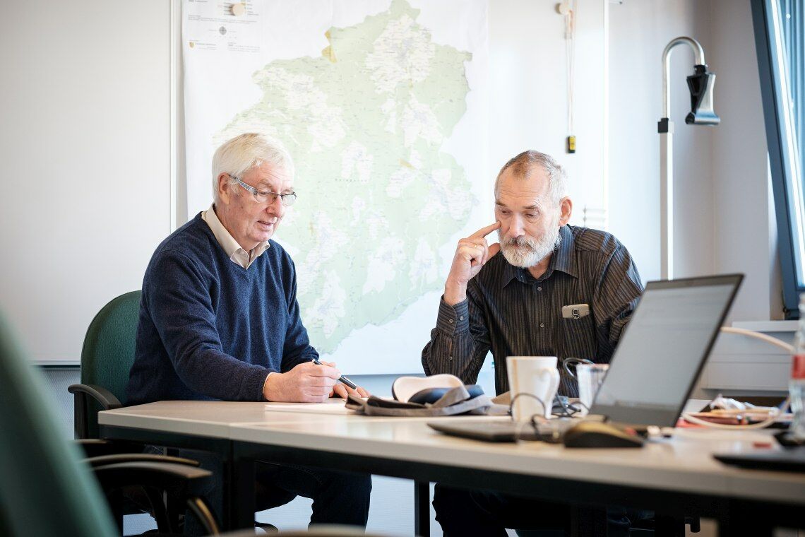 Heidenrod im Taunus: Klaus Henrich und Detlef Dierig vom Vorstand der Genossenschaft, die den Windpark der Gemeinde betreibt. Foto: Martin Magunia für EnergieWinde.