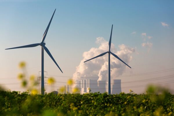 Windräder vor dem Kohlekraftwerk Neurath: Das DLR erforscht, wie sich Kohlemeiler zu sauberen Wärmespeicherkraftwerken umrüsten lassen.