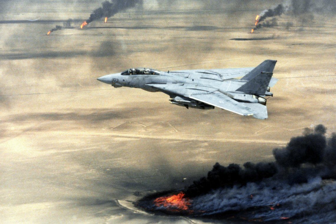 Irakkrieg 1991: US-Kampfflugzeuge überwachen die Sicherheitszone in Kuwait, während am Boden die Ölfelder in Flammen stehen, die irakische Truppen in Brand gesetzt haben.