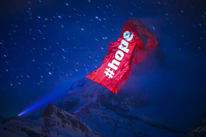 Hoffnungsschimmer: Hope steht auf der Flanke des Matterhorns. Die Lichtinstallation von Gerry Hofstetter ist ein Zeichen der Solidarität während der Coronakrise.