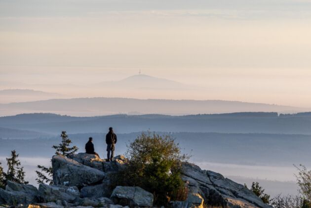 Naturidylle: Die Szene auf dem Brunhildfelden am Großen Feldberg im Taunus erinnert an Caspar David Friedrichs Gemälde „Wanderer über dem Nebelmeer“.