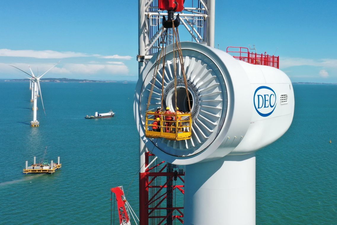 Offshore-Windrad in China – Picture-Alliance/Xinhua News Agency Montage eines Offshore-Windrads in China: Nirgendwo stehen mehr Windparks auf See.