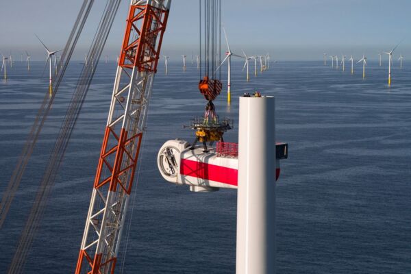 Bau eines Offshore-Windparks: Während die Windindustrie das Modell CfD (Differenzkontrakte) bevorzugt, präferiert das Bundeswirtschaftsministerium (BMWi) ein Gebührenmodell für die Ausschreibung von Offshore-Windparks.