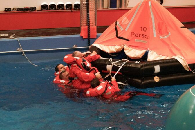 Sea-Survival-Training bei Falck in Bremerhaven: Hier lernen Mitarbeiter von Offshore-Windparks, wie sie den Katastrophenfall überleben.
