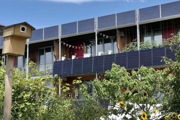 Vom Balkonkraftwerk bis zum fußballfeldgroßen Solarpark: Der Ausbau der Fotovoltaik macht rasante Fortschritte. Die Folge sind immer häufiger negative Strompreise.