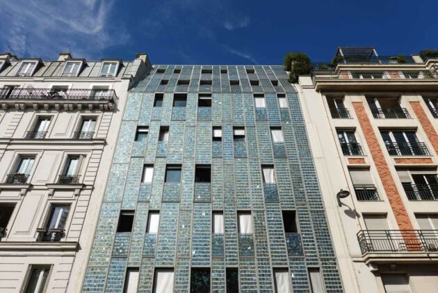 Solarfassade in Paris: Senkrechte Module fangen die Sonnenstrahlen am Morgen und Abend besser ein.