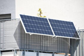 Stecker-Solargerät: Die Anlagen, die auch Mini-PV oder Balkonkraftwerke genannt werden, sind eine einfache Möglichkeit, eigenen Strom zu erzeugen.