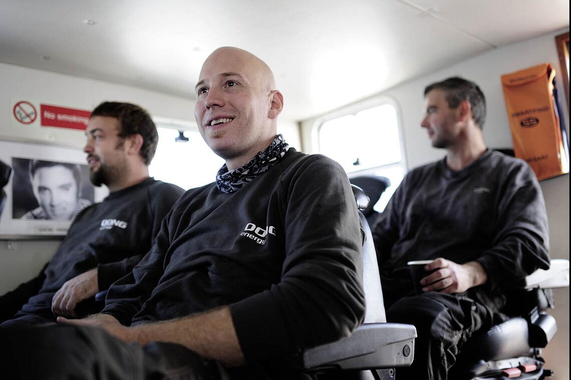 Offshore-Windpark Vindeby: Servicetechniker setzen mit einem Katamaran vom nahen Hafen zu den Windrädern über.