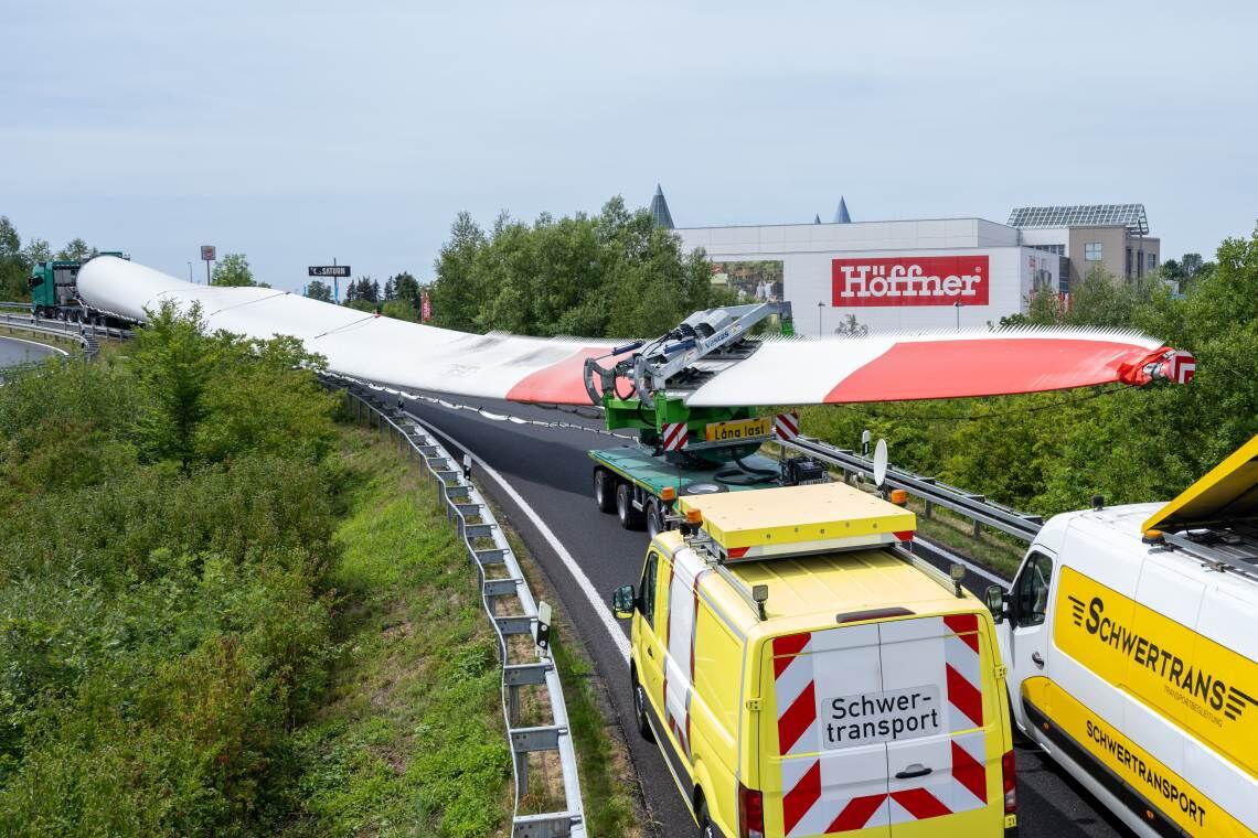 Spektakuläre Bilder vom Transport von Windrad-Flügeln: Die viele Tonnen schweren Riesen werden teils aufrecht durch enge Kurven manövriert.