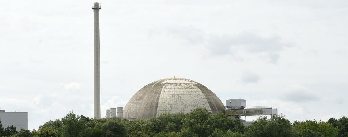Kuppel des stillgelegten Atomkraftwerks Unterweser: Der Rückbau der Atmoenergie wird Milliarden verschlingen.