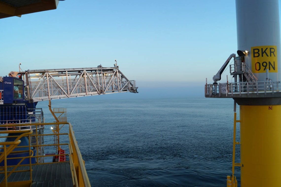 Offshore-Windpark Borkum Riffgrund 1: Mit einem sogenannten Uptime bringt die „Edda Fjord“ Arbeiter auf die Windräder.