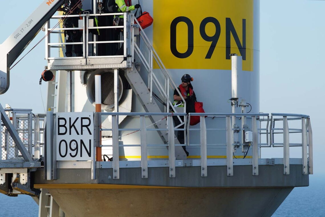 Windenergietechniker Jens Venekamp im Offshore-Windpark Borkum Riffgrund 1.