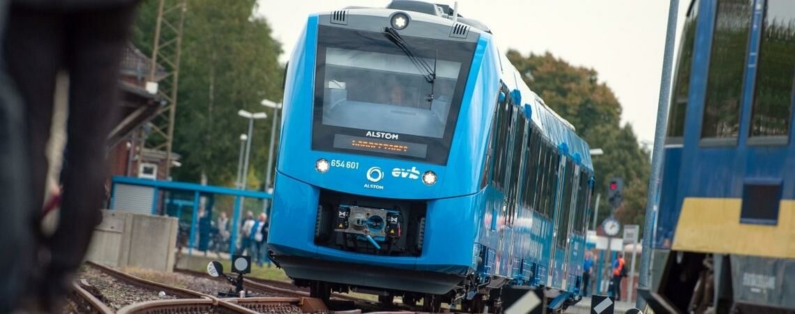 Mit Wasserstoff angetriebener Zug: Seit September 2018 verbindet das Alstom-Modell die Städte Cuxhaven, Bremerhaven, Bremervörde und Buxtehude in Niedersachsen.