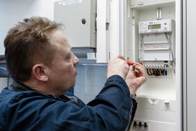 Einbau eines digitalen Stromzählers: Vom Smart-Meter-Rollout sollen Verbraucher und das Stromnetz gleichermaßen profitieren.