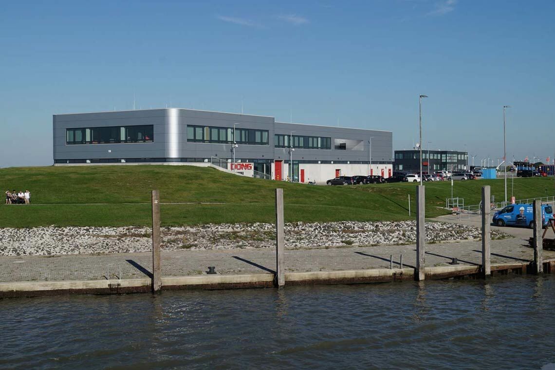 Die Betriebszentrale von Dong Energy (Ørsted) am Hafen von Norddeich.