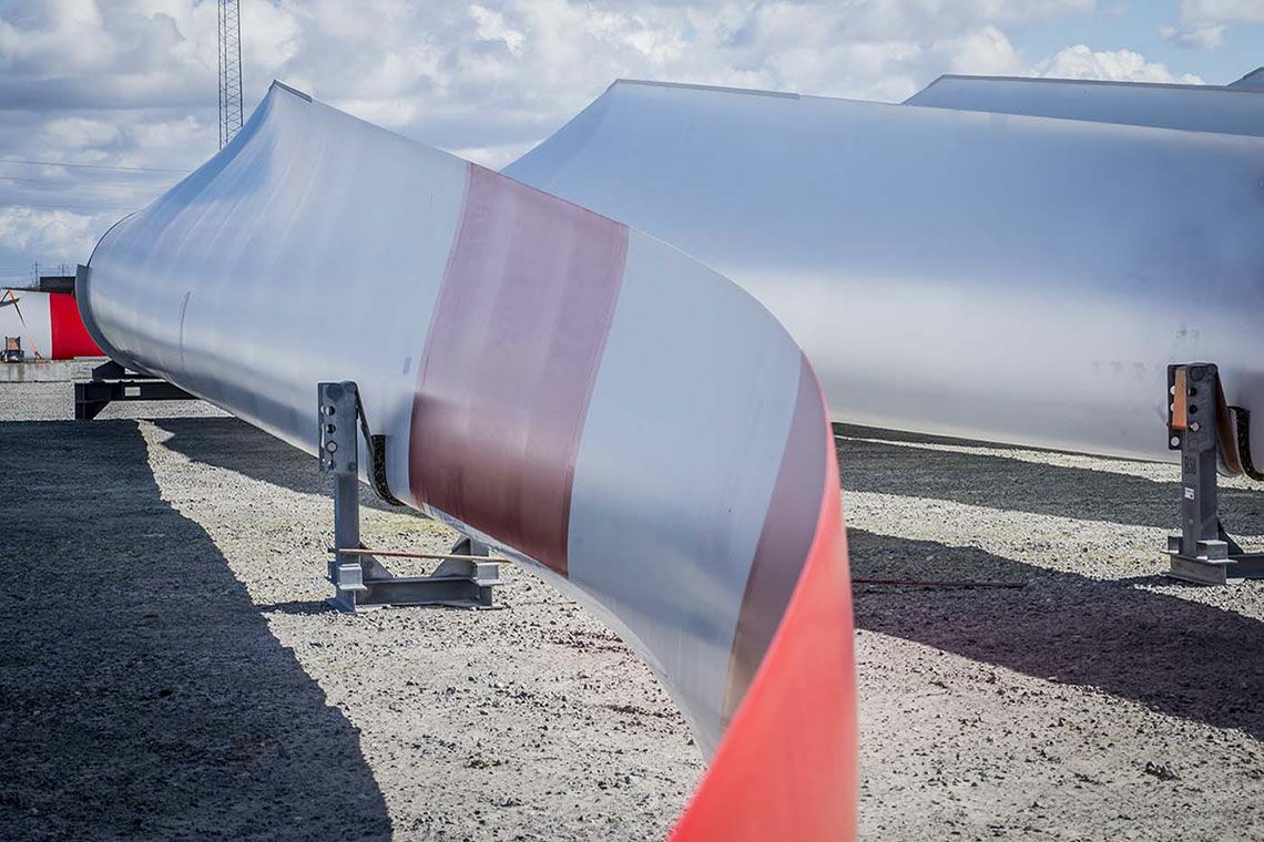 Im Hafen Esbjerg warten gigantische Rotorblätter für Offshore-Windparks auf ihre Verschiffung.