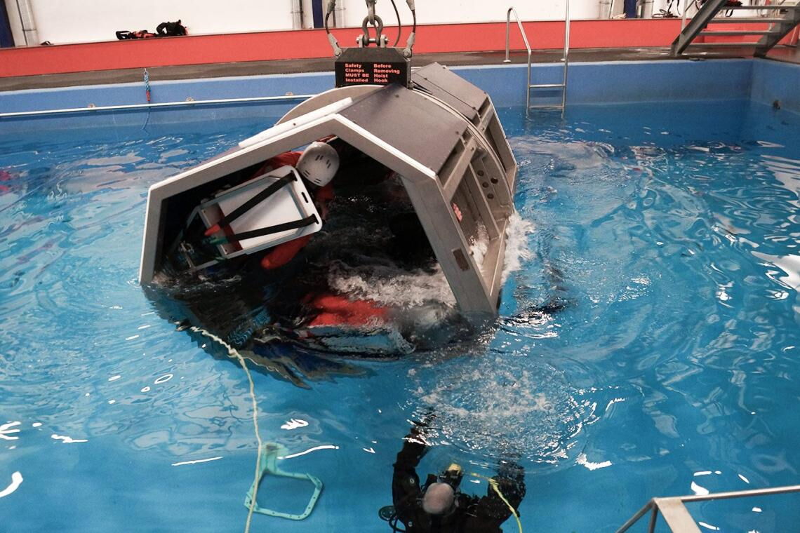 Helikopter-Training bei Falck in Bremerhaven. Der Helikopter besteht nur aus dem Rumpf, Rotorblätter und Kufen fehlen.