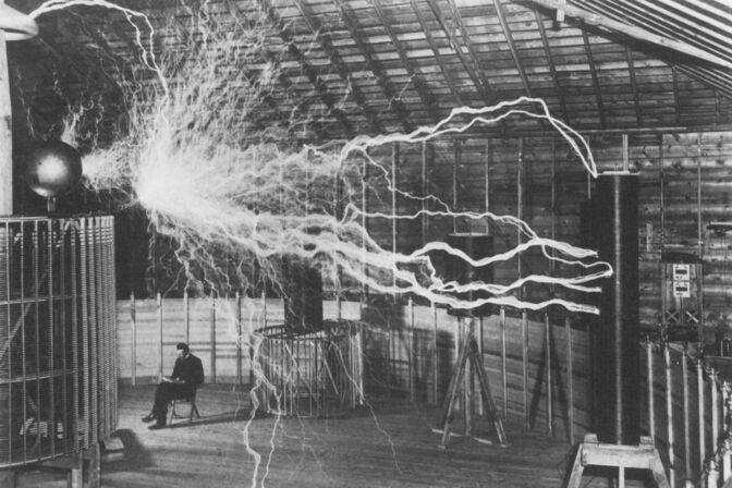 Nikola Tesla, der sich Ende des 19. Jahrhunderts einen „Stromkrieg“ mit Thomas Alva Edison liefert, unter einem künstlichen Blitz.