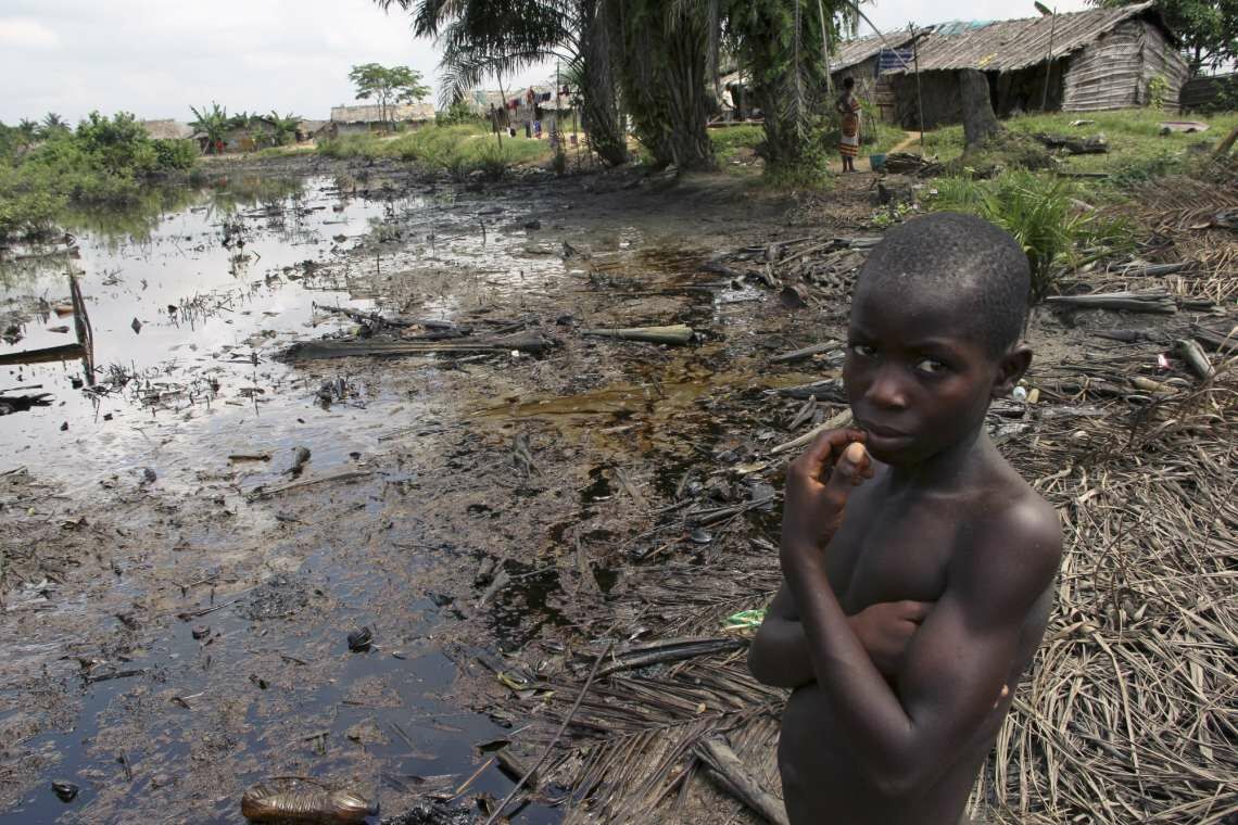 Ölverseuchte Äcker in Nigeria: In dem westafrikanischen Land kam es 2012 zu einem Leck in einer Pipeline von ExxonMobil.