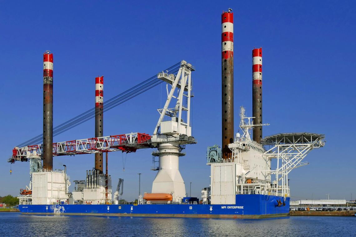 Errichterschiff „Wind Enterprise“ – Picture-Alliance/Blickwinkel/G. Franz Das Offshore-Wind-Errichterschiff „Wind Enterprise“ liegt an der Pier der Lloyd Werft.