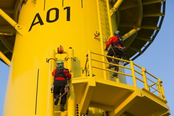 Offshore-Windenergie: Techniker steigen die Leitern am Fundament eines Windrads in der Nordsee hoch. Die Windkraft an Land und auf See entwickelt sich weltweit zunehmend zum Jobmotor.