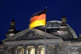 Vor dem nächtlichen Berliner Reichstag weht eine Deutschlandfahne: Eine Szene wie in „House of Cards“.