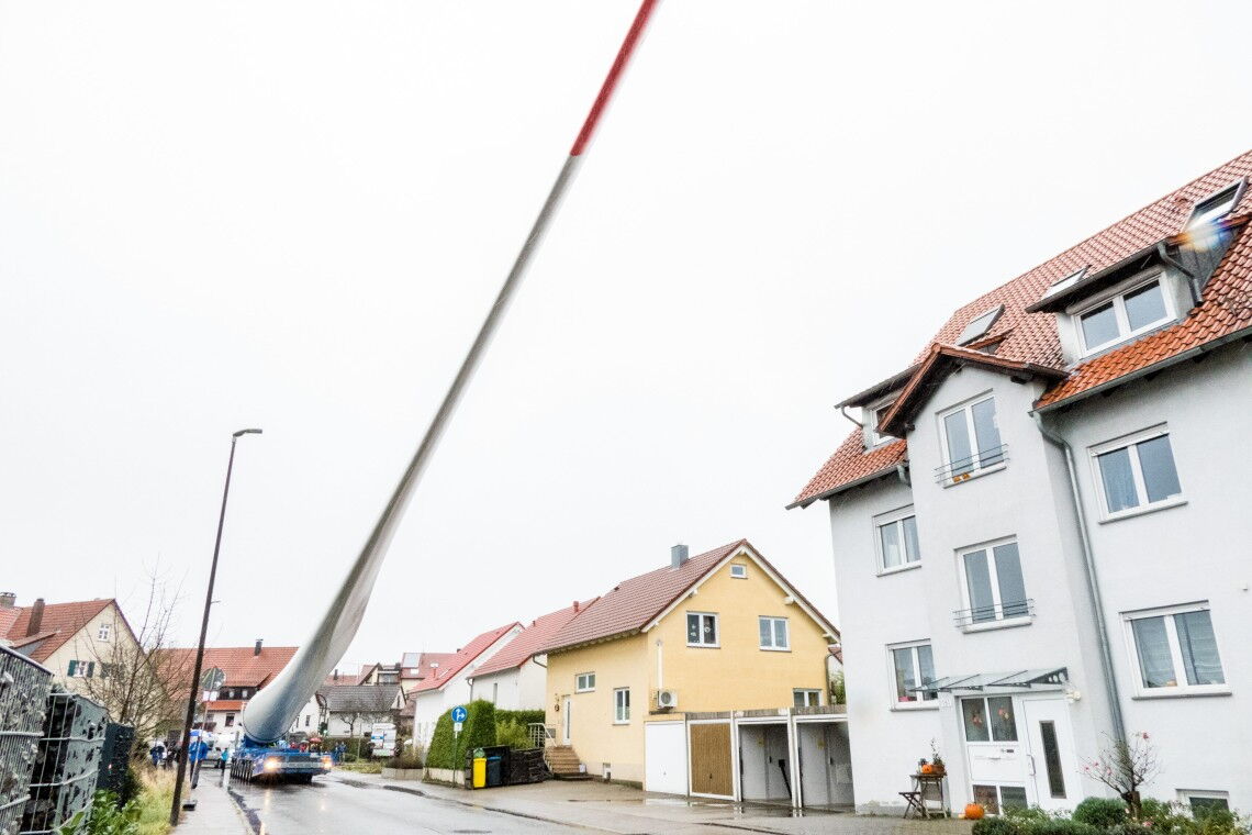 Spektakuläre Bilder vom Transport von Windrad-Flügeln: Die viele Tonnen schweren Riesen werden teils aufrecht durch enge Kurven manövriert.