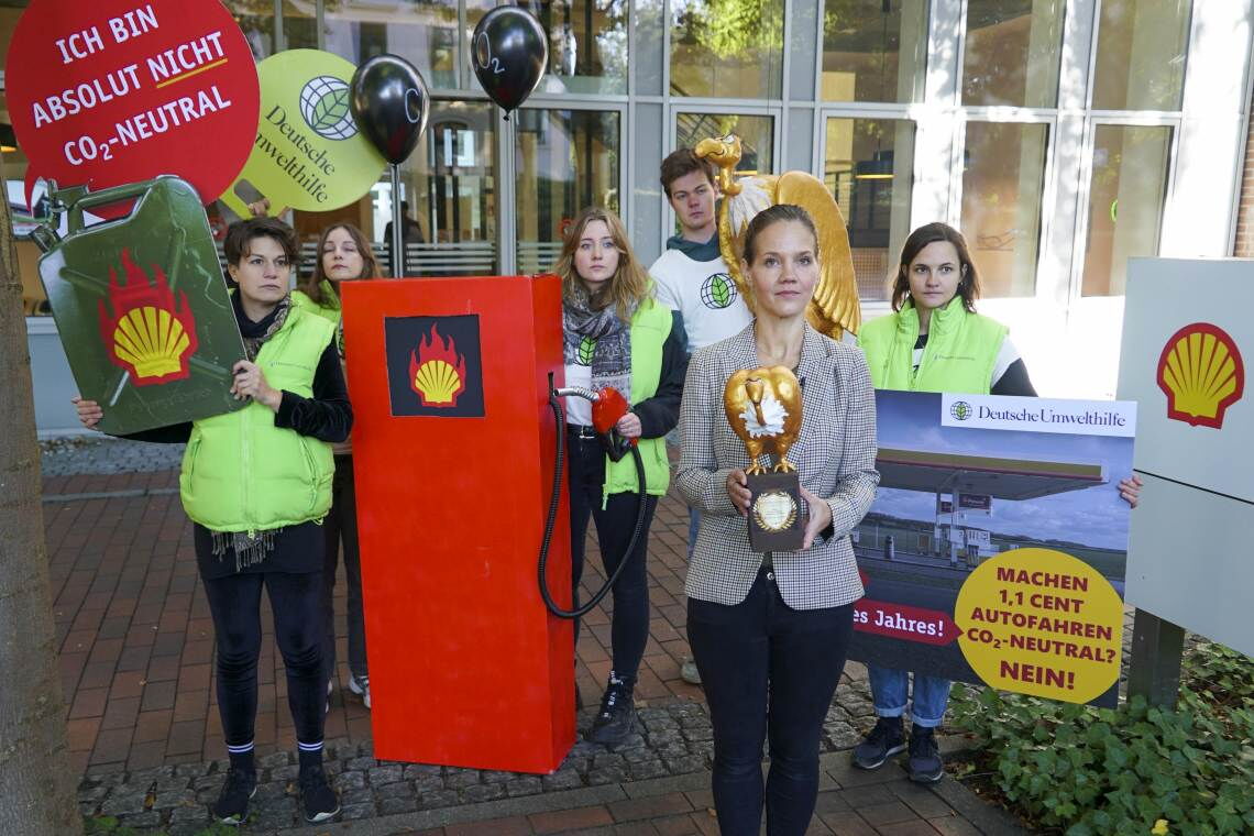 Goldener Geier für Shell: 2022 zeichnete die Deutsche Umwelthilfe den Mineralölkonzern mit dem Negativpreis für „die dreisteste Umweltlüge aus“. Den versprochenen CO2-Ausgleich halten die Umweltschützer für Greenwashing.