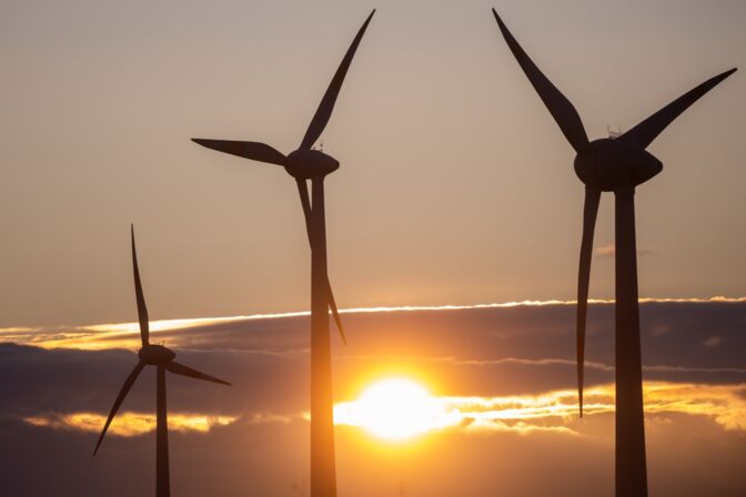 Sonnenuntergang hinter einem Windpark: Die Krise der Windenergie in Deutschland hat sich seit Jahren abgezeichnet.