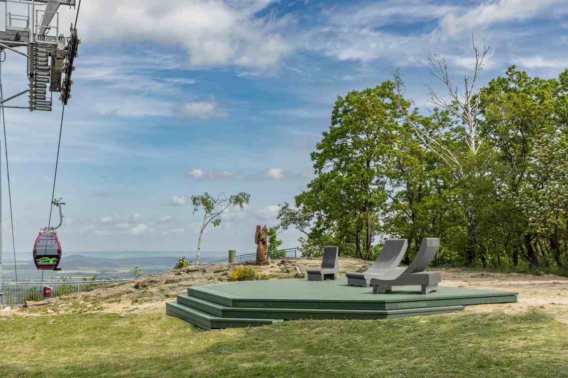 Terrassendielen und Sitzmöbel aus alten Windradflügeln: Aussichtsplattform auf dem Brocken.