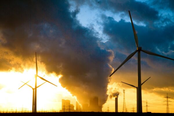 Windräder vor dem Kohlekraftwerk Niederaußem: 46 Prozent des deutschen Stroms stammen aus erneurbaren Quellen, aber nur 15 Prozent des Energieverbrauchs insgesamt.