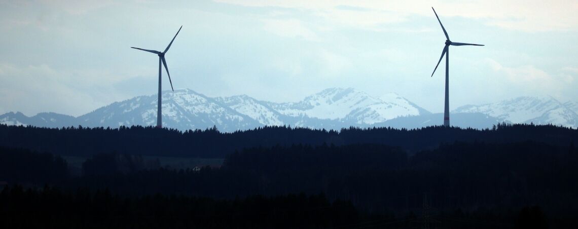 Im bayerischen Altötting tobt ein Streit um einen geplanten Windpark. Umweltschützer verwehren sich dabei gegen eine Unteranderung von rechtsextremen Kräften.