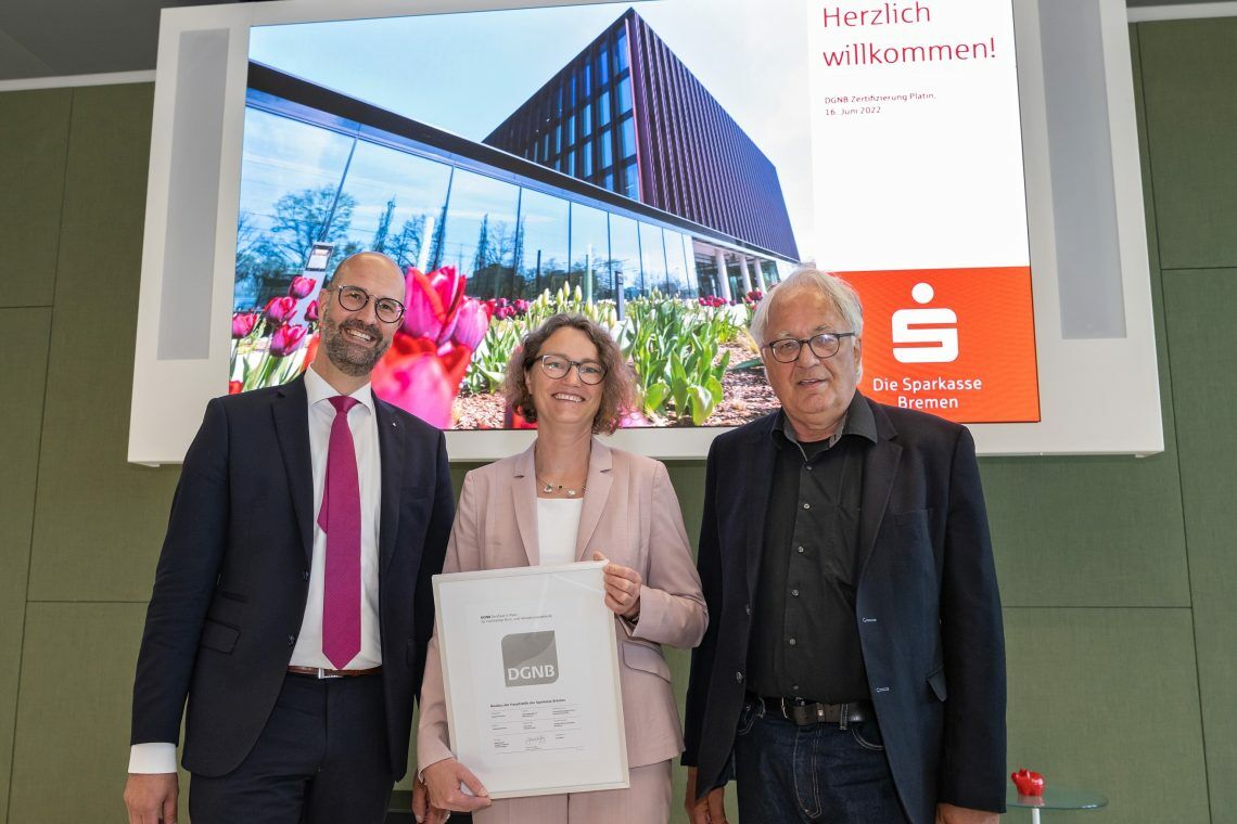 Alexander Rudolphi von der Deutschen Gesellschaft für Nachhaltiges Bauen (DNGB) zeichnet den Hauptsitz der Bremer Sparkasse mit einem Gütesiegel aus.