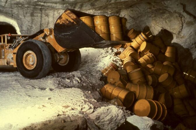 Versuchsendlager Asse: Fässer mit Atommüll werden in eine Grube gekippt.