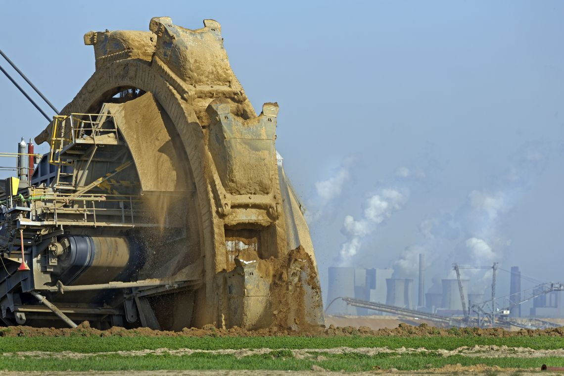 Braunkohleabbau in NRW: Die Umweltaktivistin Regine Richter von Urgewald kämpft gegen die Finanzierung klimaschädlicher Aktivitäten. Sie ist Mitglied im Sustainable-Finance-Beirat der Bundesregierung.