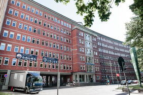 Techniker in Offshore-Windpark: Das Bundesamt für Seeschifffahrt und Hdydrographie (BSH) spielt bei der Genehmigung der Windparks eine zentrale Rolle.